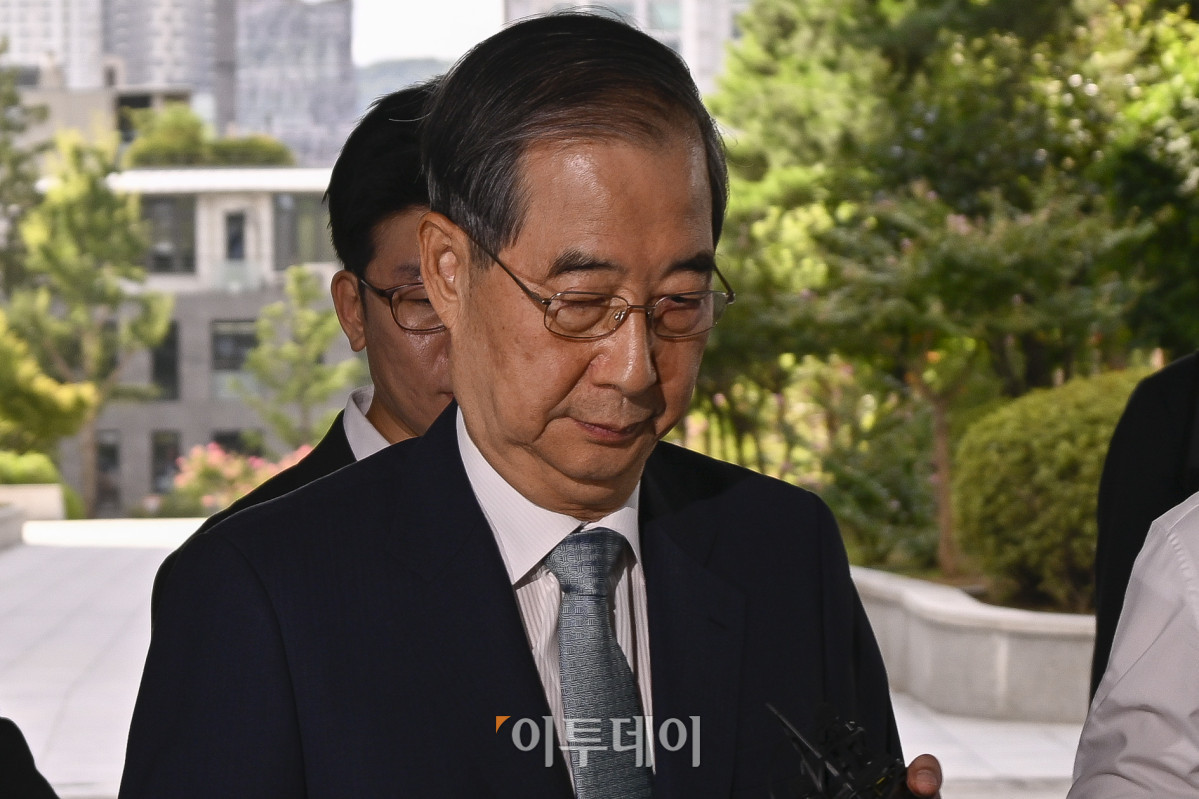 ▲12·3 비상계엄 사태에 가담·방조한 혐의를 받는 한덕수 국무총리가 19일 서울 서초구 서울고등검찰청에 마련된 내란특별검사팀 사무실에 피의자 조사를 받기 위해 출석하고 있다. 조현호 기자 hyunho@