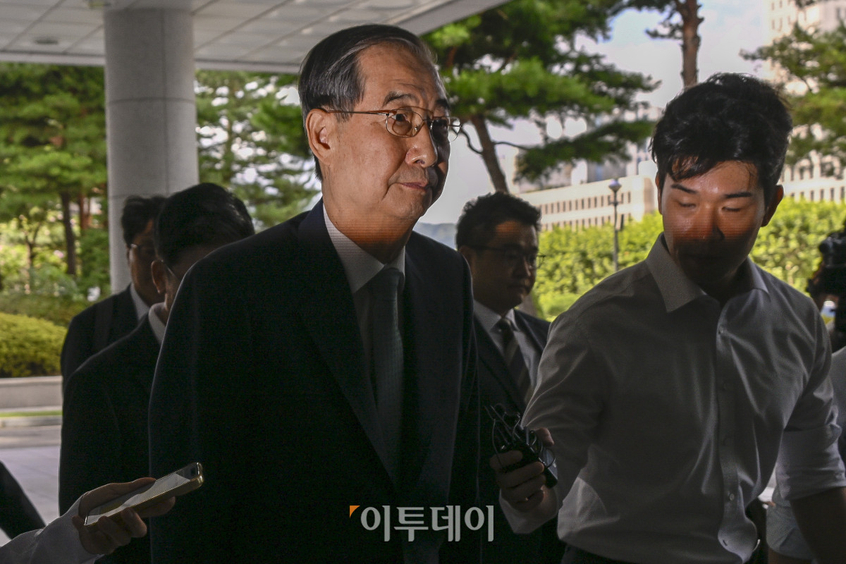 ▲12·3 비상계엄 사태에 가담·방조한 혐의를 받는 한덕수 국무총리가 19일 서울 서초구 서울고등검찰청에 마련된 내란특별검사팀 사무실에 피의자 조사를 받기 위해 출석하고 있다. 조현호 기자 hyunho@