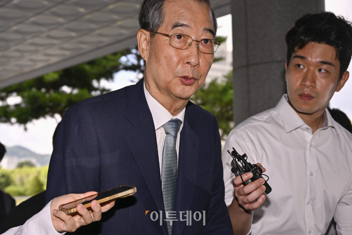 ▲12·3 비상계엄 사태에 가담·방조한 혐의를 받는 한덕수 국무총리가 19일 서울 서초구 서울고등검찰청에 마련된 내란특별검사팀 사무실에 피의자 조사를 받기 위해 출석하고 있다. 조현호 기자 hyunho@