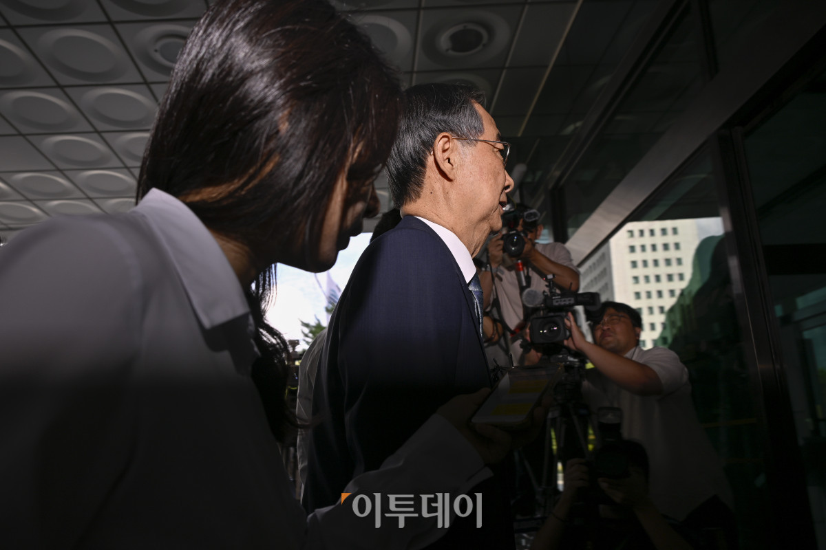 ▲12·3 비상계엄 사태에 가담·방조한 혐의를 받는 한덕수 국무총리가 19일 서울 서초구 서울고등검찰청에 마련된 내란특별검사팀 사무실에 피의자 조사를 받기 위해 출석하고 있다. 조현호 기자 hyunho@