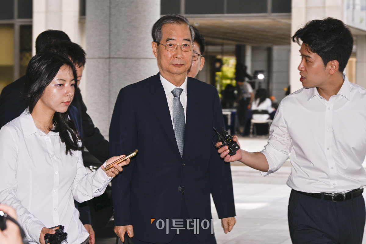 ▲12·3 비상계엄 사태에 가담·방조한 혐의를 받는 한덕수 국무총리가 19일 서울 서초구 서울고등검찰청에 마련된 내란특별검사팀 사무실에 피의자 조사를 받기 위해 출석하고 있다. 조현호 기자 hyunho@