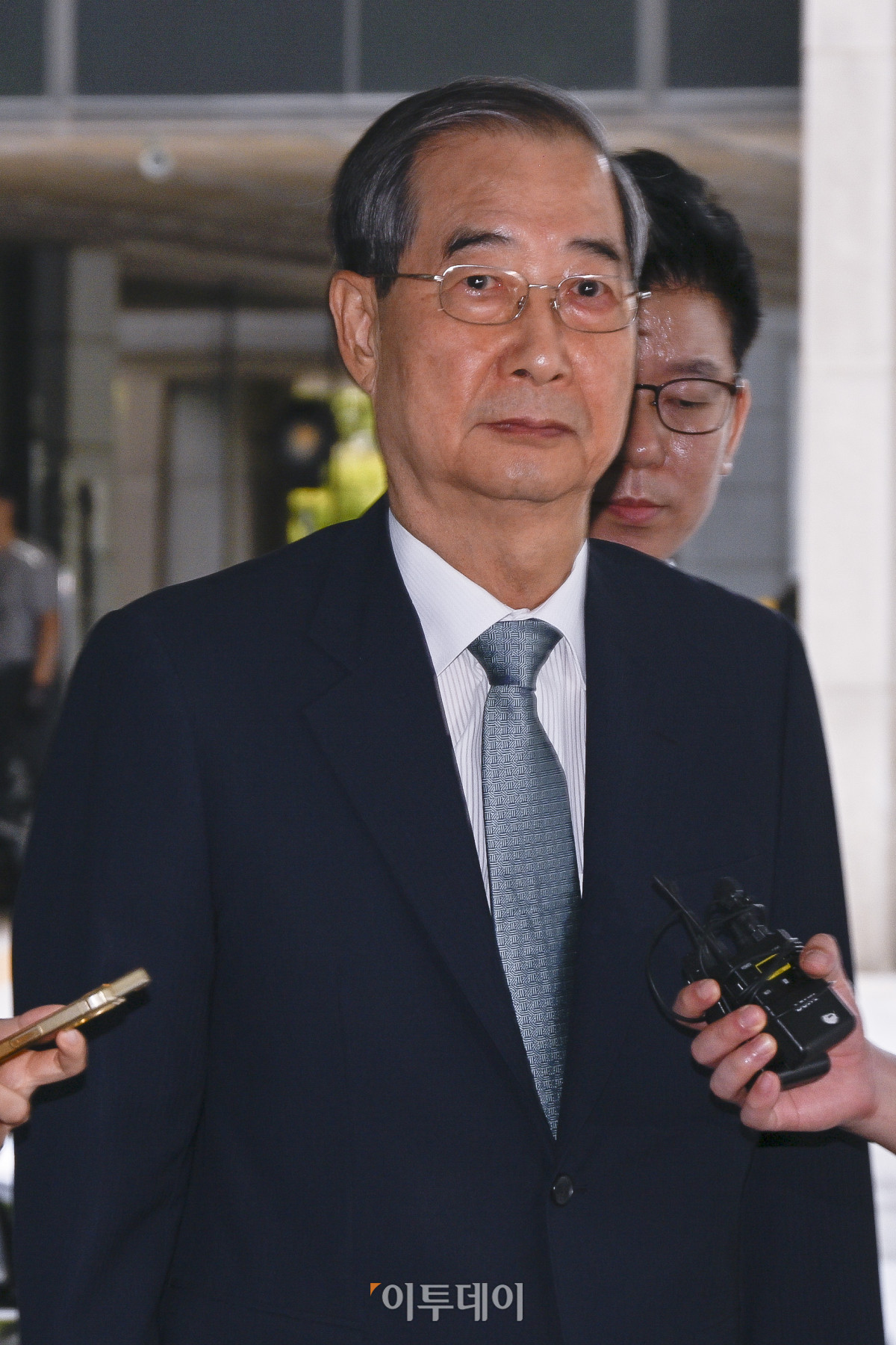 ▲12·3 비상계엄 사태에 가담·방조한 혐의를 받는 한덕수 국무총리가 19일 서울 서초구 서울고등검찰청에 마련된 내란특별검사팀 사무실에 피의자 조사를 받기 위해 출석하고 있다. 조현호 기자 hyunho@