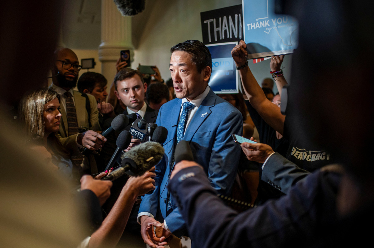 ▲18일(현지시간) 진 우 미국 텍사스 주의회 하원 민주당 대표가 오스틴에 있는 주의회의사당에서 기자들과 만나 이야기를 나누고 있다. (오스틴(미국)/로이터연합뉴스)