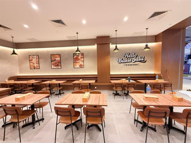 ▲bhc 말레이시아 10호점 ‘파빌리온점’ 매장 내부 모습이다. (사진제공=bhc)