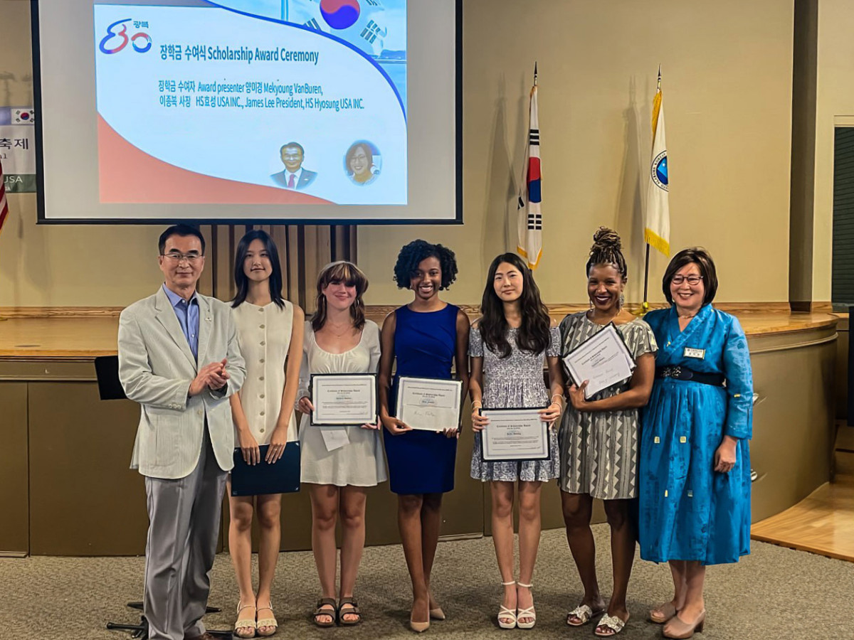 ▲HS효성이 16일(현지시간) 미국 앨라배마 지역 우수학생들에 장학금을 전달했다. 이종복 HS효성USA 법인장(맨 왼쪽)이 학생들과 기념촬영을 하고 있다. (사진제공=HS효)