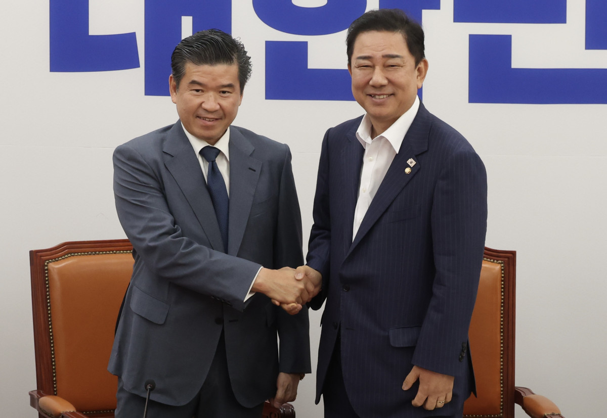 ▲김병기 더불어민주당 원내대표가 19일 서울 여의도 국회에서 제임스 김 주한미국상공회의소(AMCHAM) 회장과 면담을 하기 전 악수하고 있다. 2025.08.19.  (뉴시스)