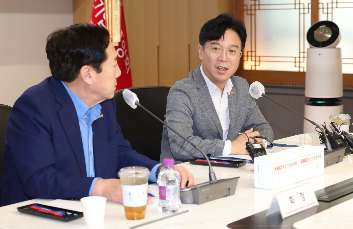 ▲김영훈 고용노동부 장관이 19일 서울 여의도 중소기업중앙회에서 열린 노조법 개정관련 고용노동부장관과 중소기업인 간담회에서 인사말을 하고 있다. 신태현 기자 holjjak@