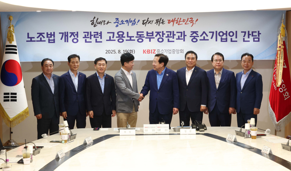 ▲김영훈 고용노동부 장관과 김기문 중소기업중앙회장 등이 19일 서울 여의도 중소기업중앙회에서 열린 노조법 개정관련 고용노동부장관과 중소기업인 간담회에서 기념촬영을 하고 있다. 신태현 기자 holjjak@