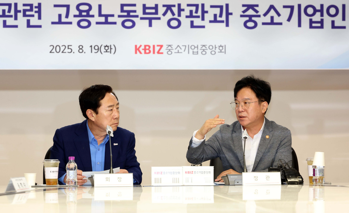 ▲김영훈 고용노동부 장관이 19일 서울 여의도 중소기업중앙회에서 열린 노조법 개정관련 고용노동부장관과 중소기업인 간담회에서 인사말을 하고 있다. 신태현 기자 holjjak@