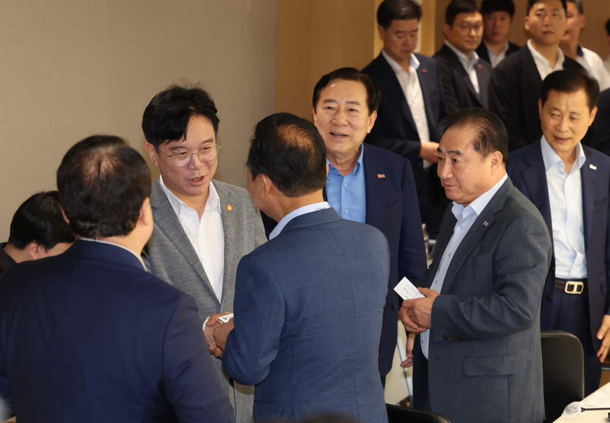 ▲김영훈 고용노동부 장관이 19일 서울 여의도 중소기업중앙회에서 열린 노조법 개정관련 고용노동부장관과 중소기업인 간담회에서 기업인들과 인사하고 있다. 신태현 기자 holjjak@