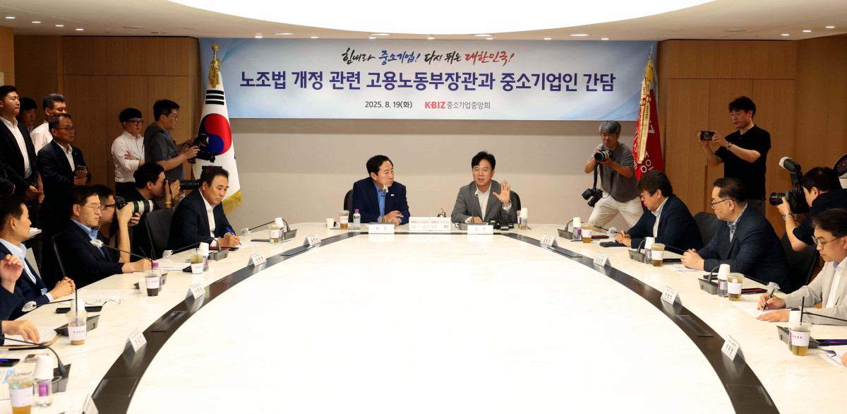 ▲김영훈 고용노동부 장관이 19일 서울 여의도 중소기업중앙회에서 열린 노조법 개정관련 고용노동부장관과 중소기업인 간담회에서 인사말을 하고 있다. 신태현 기자 holjjak@