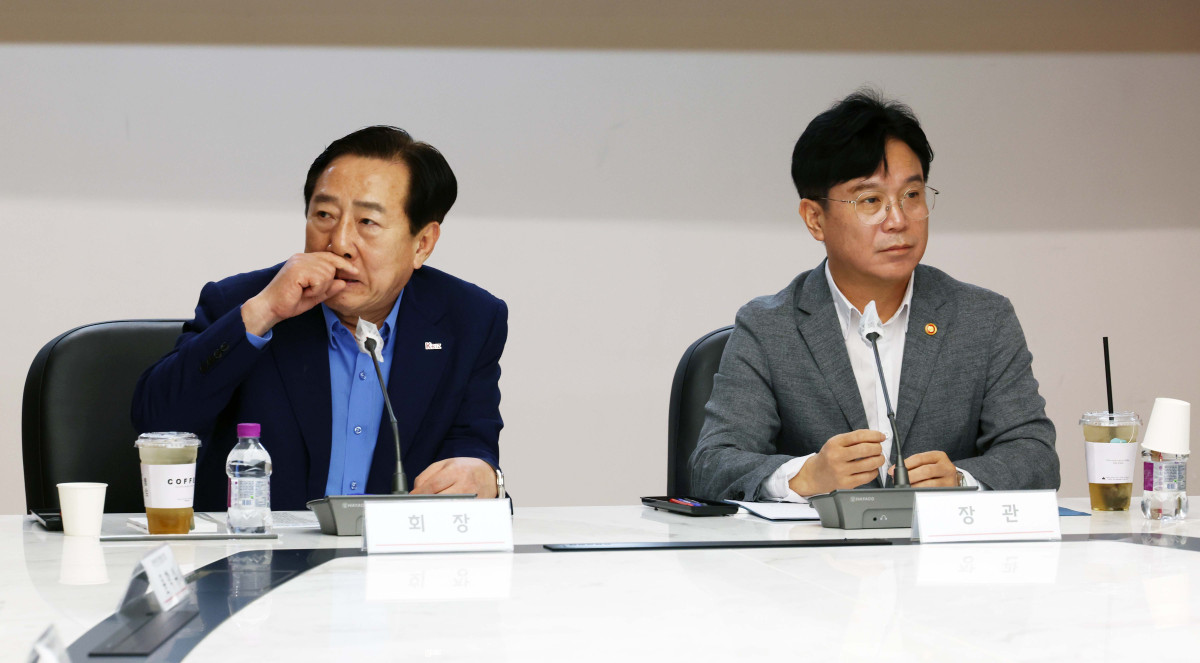 ▲김영훈 고용노동부 장관과 김기문 중소기업중앙회장이 19일 서울 여의도 중소기업중앙회에서 열린 노조법 개정관련 고용노동부장관과 중소기업인 간담회에서 회의가 비공개로 전환되기 앞서 각자 다른곳을 바라보고 있다. 신태현 기자 holjjak@