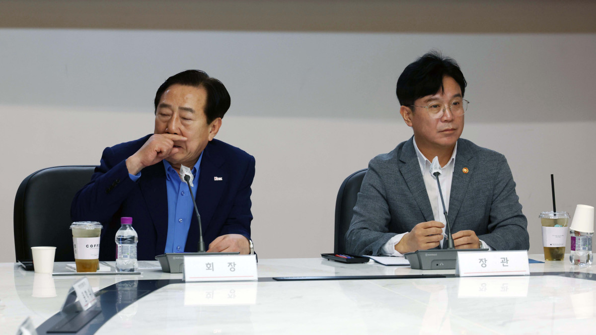 ▲김영훈 고용노동부 장관과 김기문 중소기업중앙회장이 19일 서울 여의도 중소기업중앙회에서 열린 노조법 개정관련 고용노동부장관과 중소기업인 간담회에서 회의가 비공개로 전환되기 앞서 각자 다른곳을 바라보고 있다. 신태현 기자 holjjak@