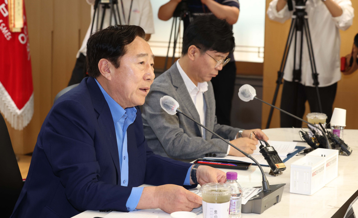 ▲김기문 중소기업중앙회장이 19일 서울 여의도 중소기업중앙회에서 열린 노조법 개정관련 고용노동부장관과 중소기업인 간담회에서 인사말을 하고 있다. 신태현 기자 holjjak@