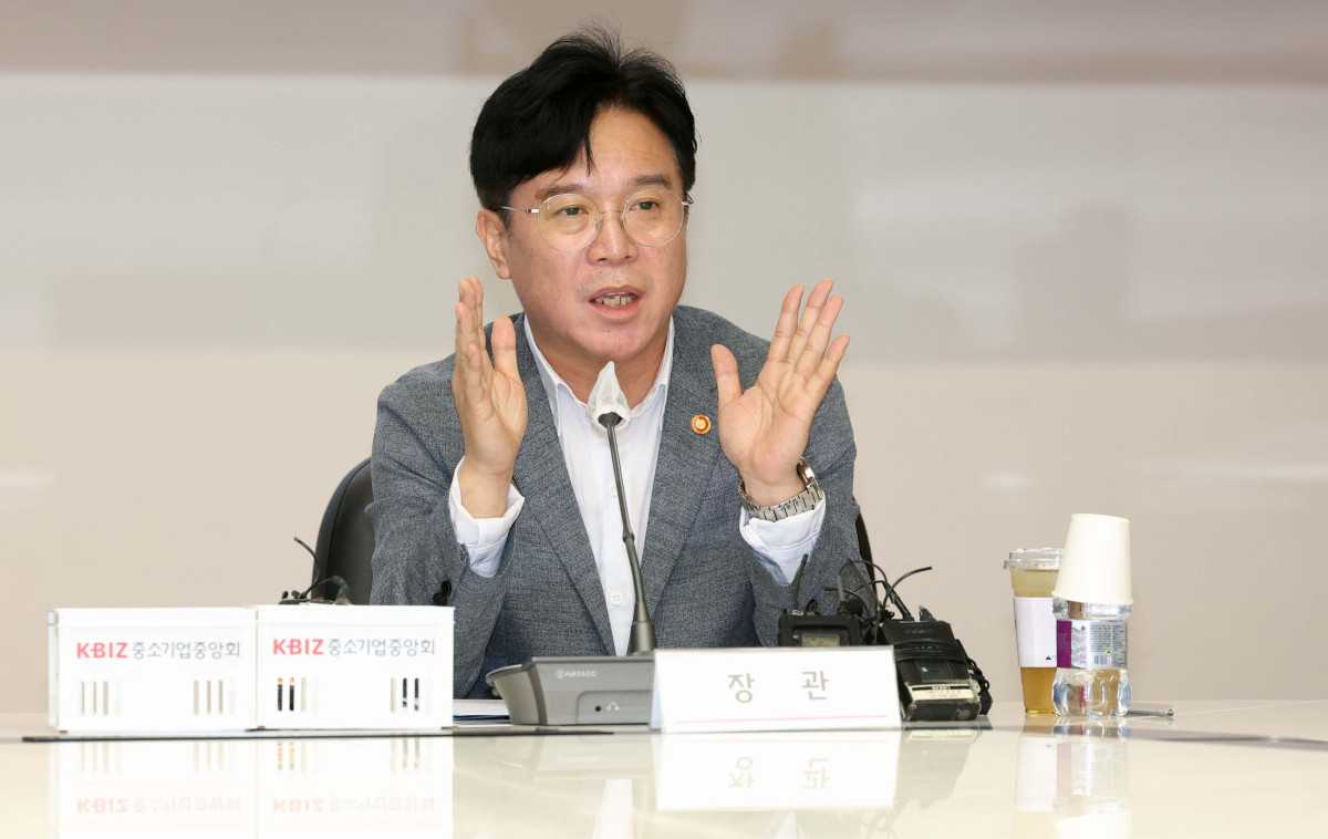 ▲김영훈 고용노동부 장관이 19일 서울 여의도 중소기업중앙회에서 열린 노조법 개정관련 고용노동부장관과 중소기업인 간담회에서 인사말을 하고 있다. 신태현 기자 holjjak@