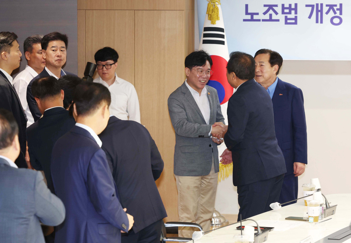 ▲김영훈 고용노동부 장관이 19일 서울 여의도 중소기업중앙회에서 열린 노조법 개정관련 고용노동부장관과 중소기업인 간담회에서 기업인들과 인사하고 있다. 신태현 기자 holjjak@