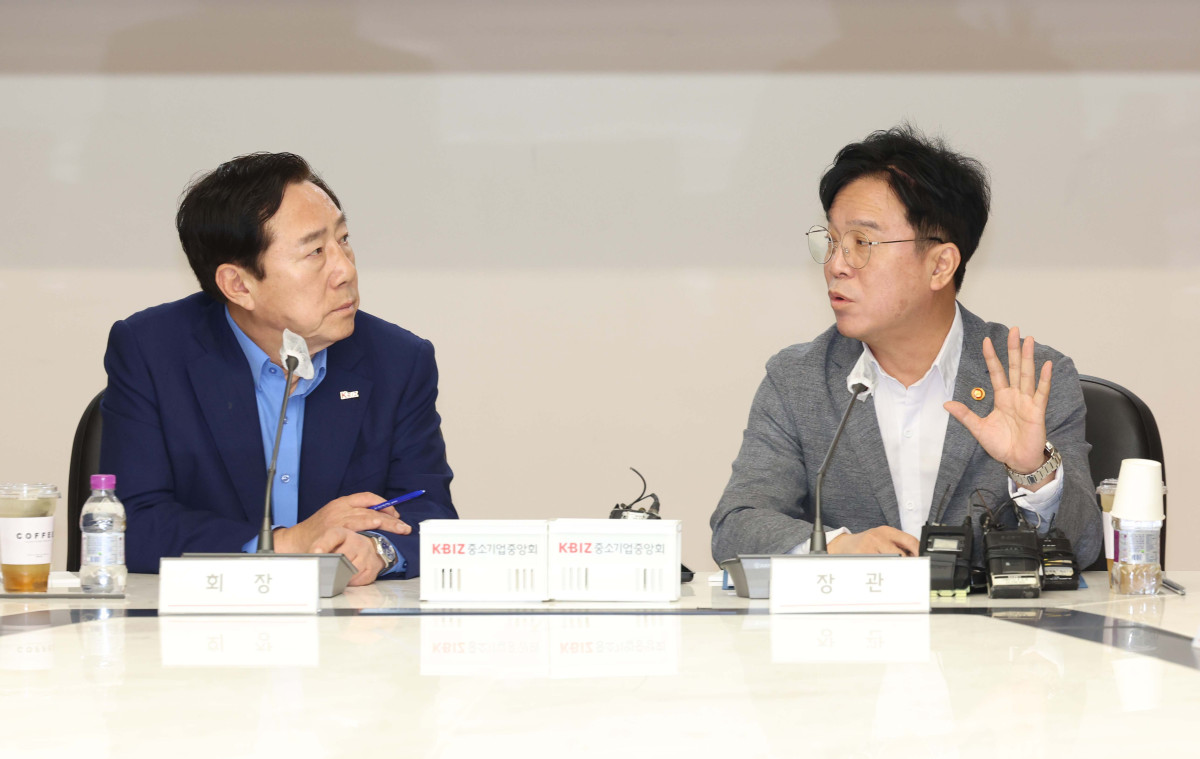 ▲김영훈 고용노동부 장관이 19일 서울 여의도 중소기업중앙회에서 열린 노조법 개정관련 고용노동부장관과 중소기업인 간담회에서 인사말을 하고 있다. 신태현 기자 holjjak@