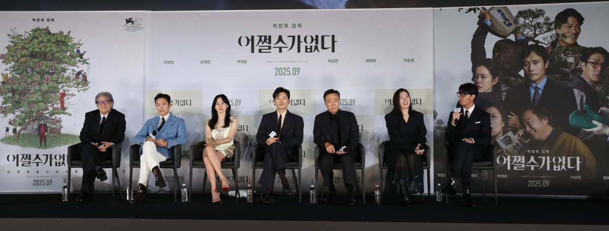 ▲19일 서울 용산구 CGV 용산아이파크몰에서 영화 '어쩔수가없다' 제작보고회가 열리고 있다. 왼쪽부터 박찬욱 감독, 배우 이병헌, 손예진, 박희순, 이성민, 염혜란, 차승원. (연합뉴스)