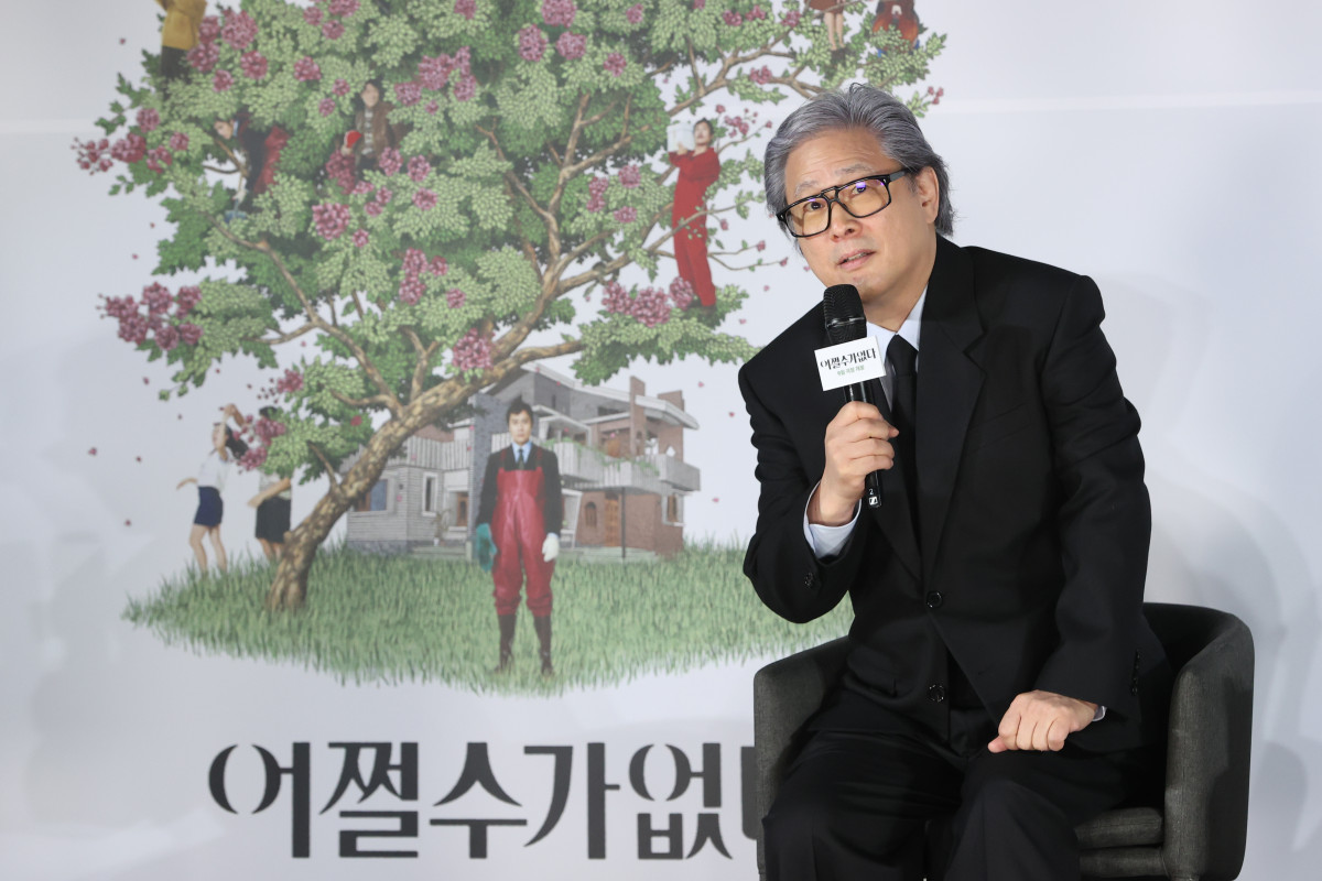 ▲박찬욱 감독이 19일 서울 용산구 CGV 용산아이파크몰에서 열린 영화 '어쩔수가없다' 제작보고회에서 인사말을 하고 있다. (연합뉴스)