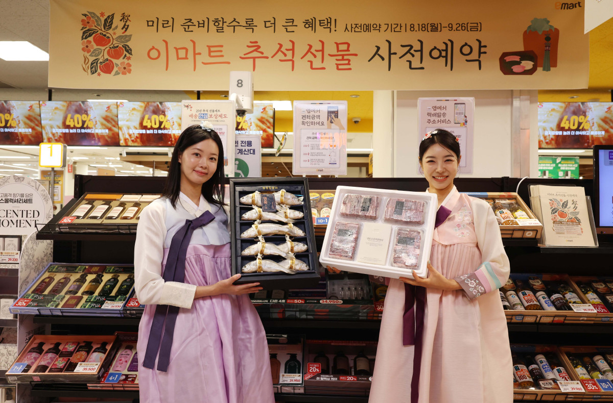 ▲이마트가 19일 서울 용산구 이마트 용산점에서 ‘2025년 추석 선물세트’ 사전예약 행사를 알리고 있다. 이마트는 내달 26일까지 추석 사전예약 프로모션을 진행한다. 이 기간동안 행사카드로 선물세트 구매시 상품별로 최대 50% 할안되며, 구매 금액대별로 최대 150만원의 신세계상품권을 증정한다. 신태현 기자 holjjak@