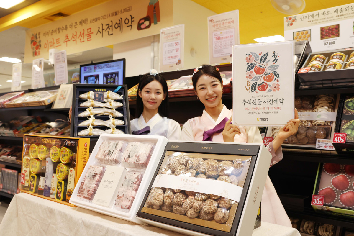 ▲이마트가 19일 서울 용산구 이마트 용산점에서 ‘2025년 추석 선물세트’ 사전예약 행사를 알리고 있다. 이마트는 내달 26일까지 추석 사전예약 프로모션을 진행한다. 이 기간동안 행사카드로 선물세트 구매시 상품별로 최대 50% 할안되며, 구매 금액대별로 최대 150만원의 신세계상품권을 증정한다. 신태현 기자 holjjak@
