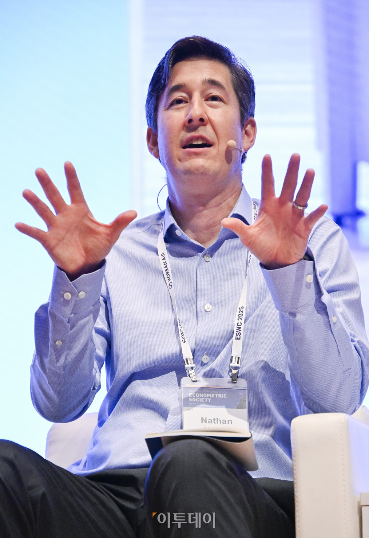 ▲네이선 넌 캐나다 브리티시컬럼비아대 경제학과 교수가 19일 서울 강남구 코엑스에서 열린 세계경제학자대회 '로빈슨 교수와의 대화' 세션에서 2024년 노벨경제학상 공동 수상자인 제임스 로빈슨 미국 시카고대 해리스 공공정책대학원 석좌교수와 대담을 하고 있다. 조현호 기자 hyunho@