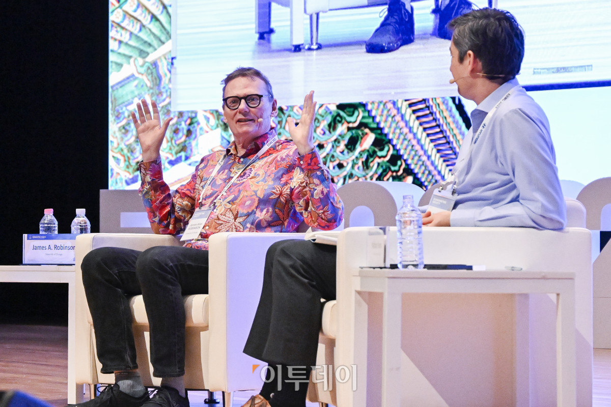 ▲2024년 노벨경제학상 공동 수상자인 제임스 로빈슨(왼쪽) 미국 시카고대 해리스 공공정책대학원 석좌교수가 19일 서울 강남구 코엑스에서 열린 세계경제학자대회 '로빈슨 교수와의 대화' 세션에서 네이선 넌 캐나다 브리티시컬럼비아대 경제학과 교수와 대담을 하고 있다. 조현호 기자 hyunho@
