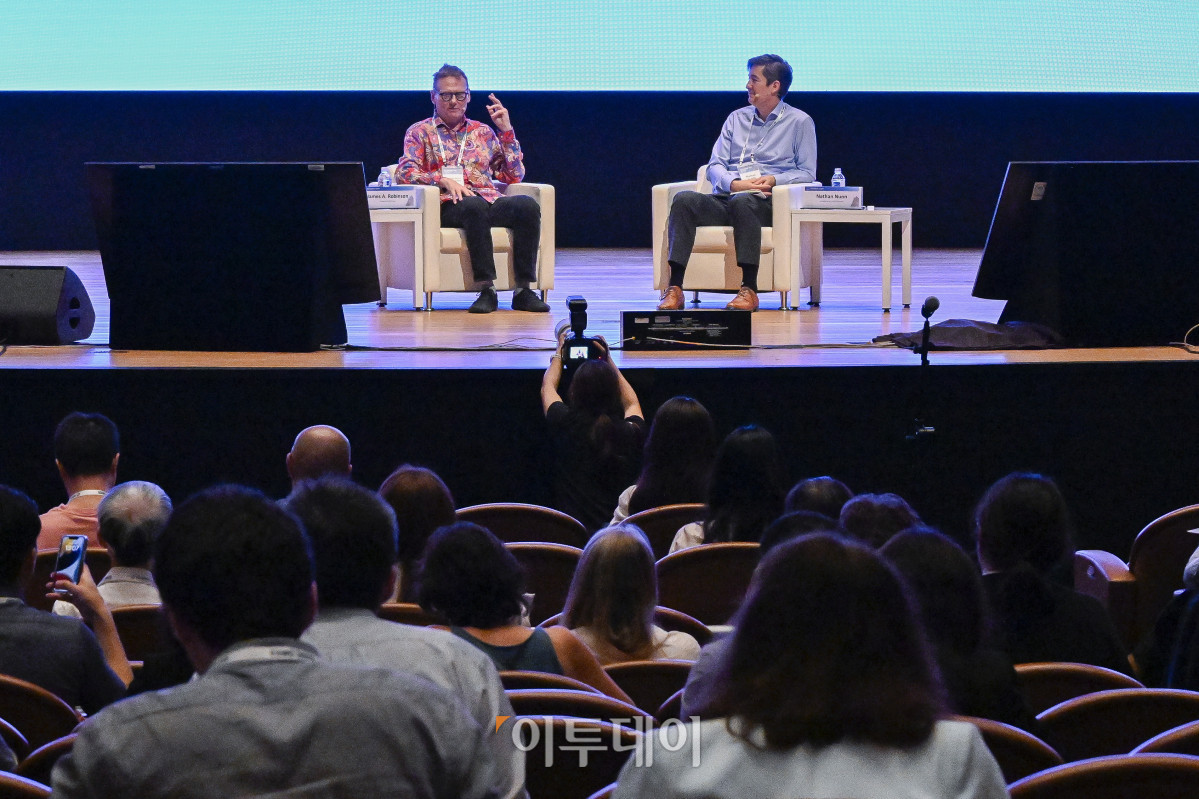 ▲2024년 노벨경제학상 공동 수상자인 제임스 로빈슨(왼쪽) 미국 시카고대 해리스 공공정책대학원 석좌교수와 네이선 넌 캐나다 브리티시컬럼비아대 경제학과 교수가 19일 서울 강남구 코엑스에서 열린 세계경제학자대회 '로빈슨 교수와의 대화' 세션에서 대담을 하고 있다. 조현호 기자 hyunho@