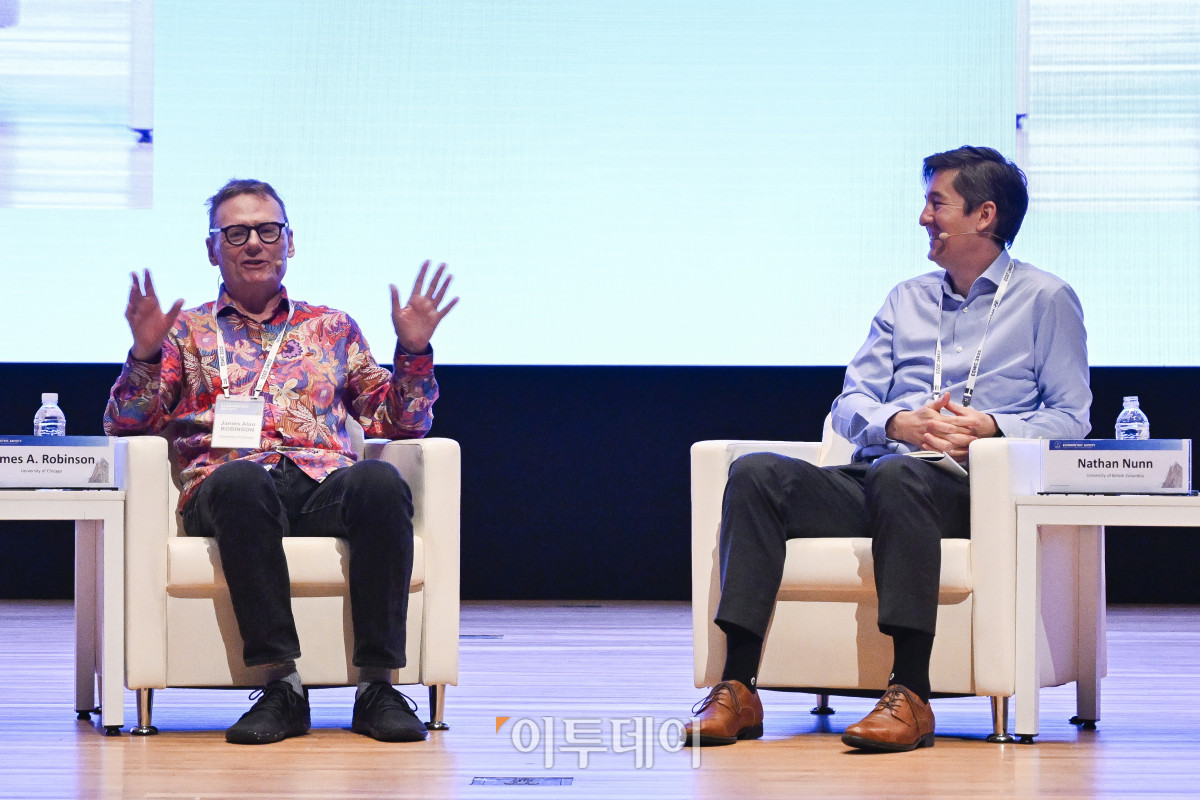 ▲2024년 노벨경제학상 공동 수상자인 제임스 로빈슨(왼쪽) 미국 시카고대 해리스 공공정책대학원 석좌교수와 네이선 넌 캐나다 브리티시컬럼비아대 경제학과 교수가 19일 서울 강남구 코엑스에서 열린 세계경제학자대회 '로빈슨 교수와의 대화' 세션에서 대담을 하고 있다. 조현호 기자 hyunho@