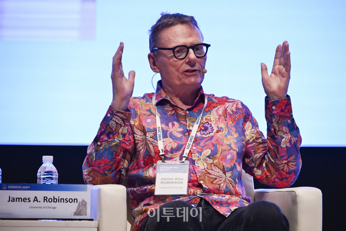 ▲2024년 노벨경제학상 공동 수상자인 제임스 로빈슨 미국 시카고대 해리스 공공정책대학원 석좌교수가 19일 서울 강남구 코엑스에서 열린 세계경제학자대회 '로빈슨 교수와의 대화' 세션에서 네이선 넌 캐나다 브리티시컬럼비아대 경제학과 교수와 대담을 하고 있다. 조현호 기자 hyunho@