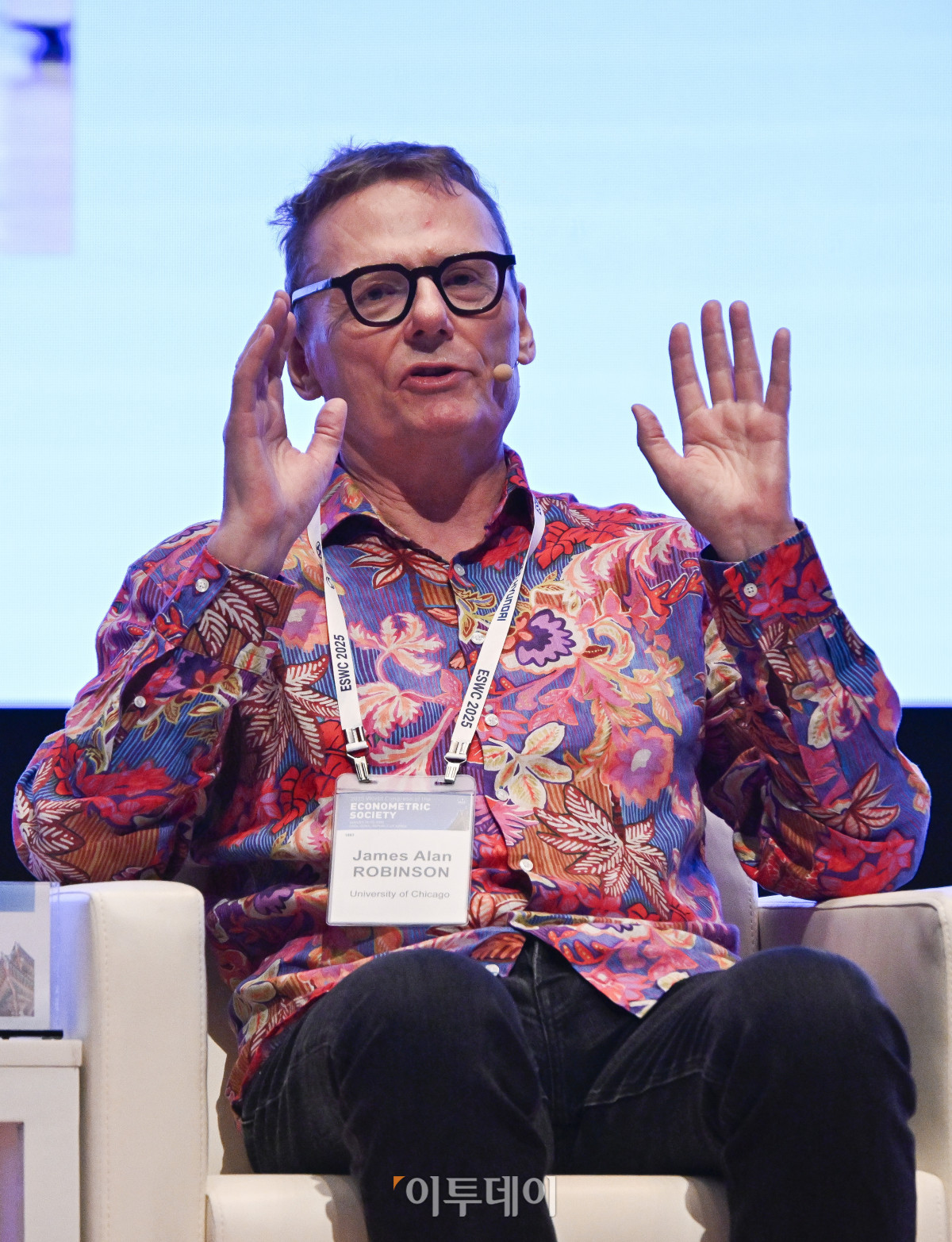 ▲2024년 노벨경제학상 공동 수상자인 제임스 로빈슨 미국 시카고대 해리스 공공정책대학원 석좌교수가 19일 서울 강남구 코엑스에서 열린 세계경제학자대회 '로빈슨 교수와의 대화' 세션에서 네이선 넌 캐나다 브리티시컬럼비아대 경제학과 교수와 대담을 하고 있다. 조현호 기자 hyunho@
