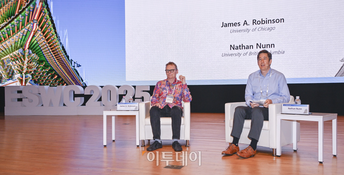 ▲2024년 노벨경제학상 공동 수상자인 제임스 로빈슨(왼쪽) 미국 시카고대 해리스 공공정책대학원 석좌교수와 네이선 넌 캐나다 브리티시컬럼비아대 경제학과 교수가 19일 서울 강남구 코엑스에서 열린 세계경제학자대회 '로빈슨 교수와의 대화' 세션에서 대담을 하고 있다. 조현호 기자 hyunho@