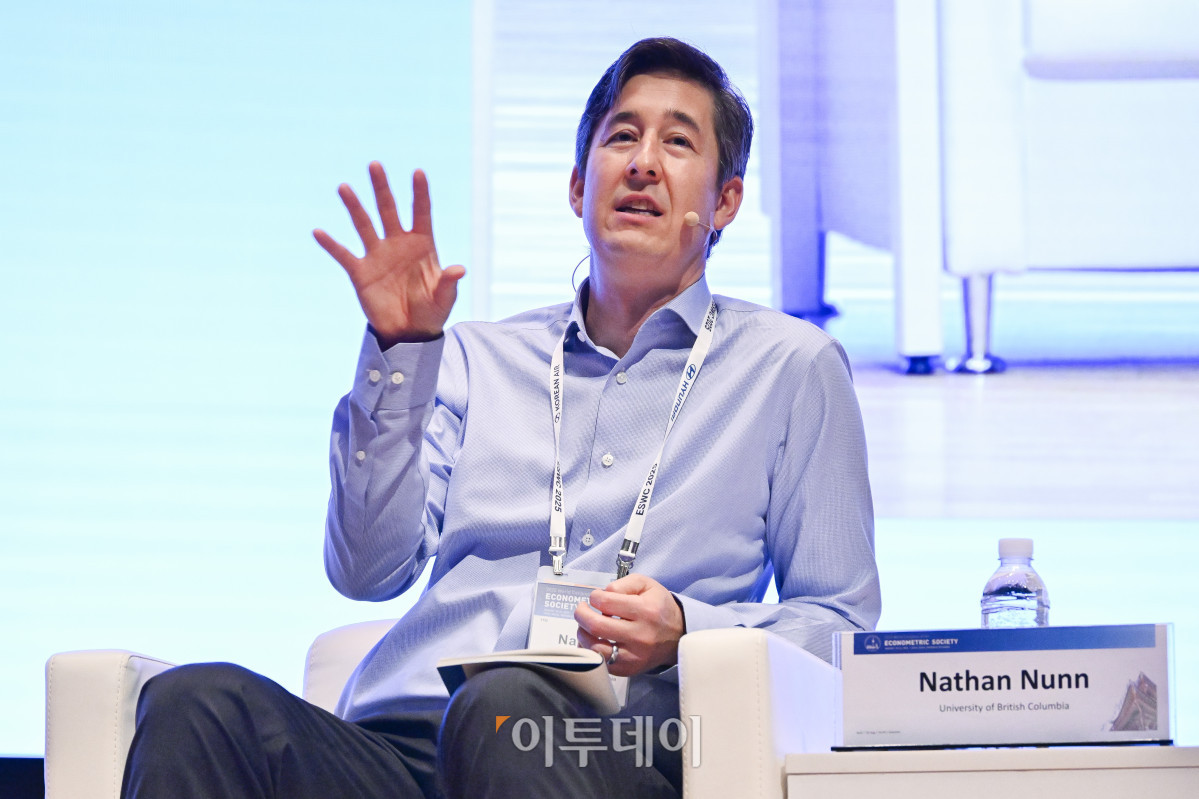▲네이선 넌 캐나다 브리티시컬럼비아대 경제학과 교수가 19일 서울 강남구 코엑스에서 열린 세계경제학자대회 '로빈슨 교수와의 대화' 세션에서 2024년 노벨경제학상 공동 수상자인 제임스 로빈슨 미국 시카고대 해리스 공공정책대학원 석좌교수와 대담을 하고 있다. 조현호 기자 hyunho@