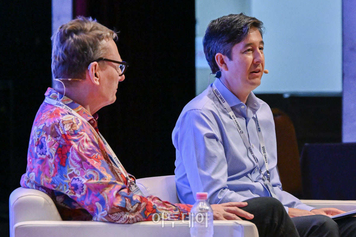 ▲네이선 넌(오른쪽) 캐나다 브리티시컬럼비아대 경제학과 교수가 19일 서울 강남구 코엑스에서 열린 세계경제학자대회 '로빈슨 교수와의 대화' 세션에서 2024년 노벨경제학상 공동 수상자인 제임스 로빈슨 미국 시카고대 해리스 공공정책대학원 석좌교수와 대담을 하고 있다. 조현호 기자 hyunho@