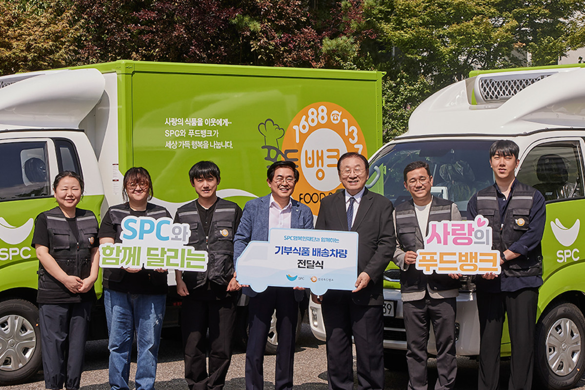 ▲18일 서울 동작구 SPC미래창조원에서 진행된 푸드뱅크 식품 배송차량 전달식에서 김성이(오른쪽 세번째) 한국사회복지협의회 회장과 도세호(오른쪽 네번째) SPC 대표이사 등이 기념 촬영을 하고 있다. (사진제공=SPC그룹)