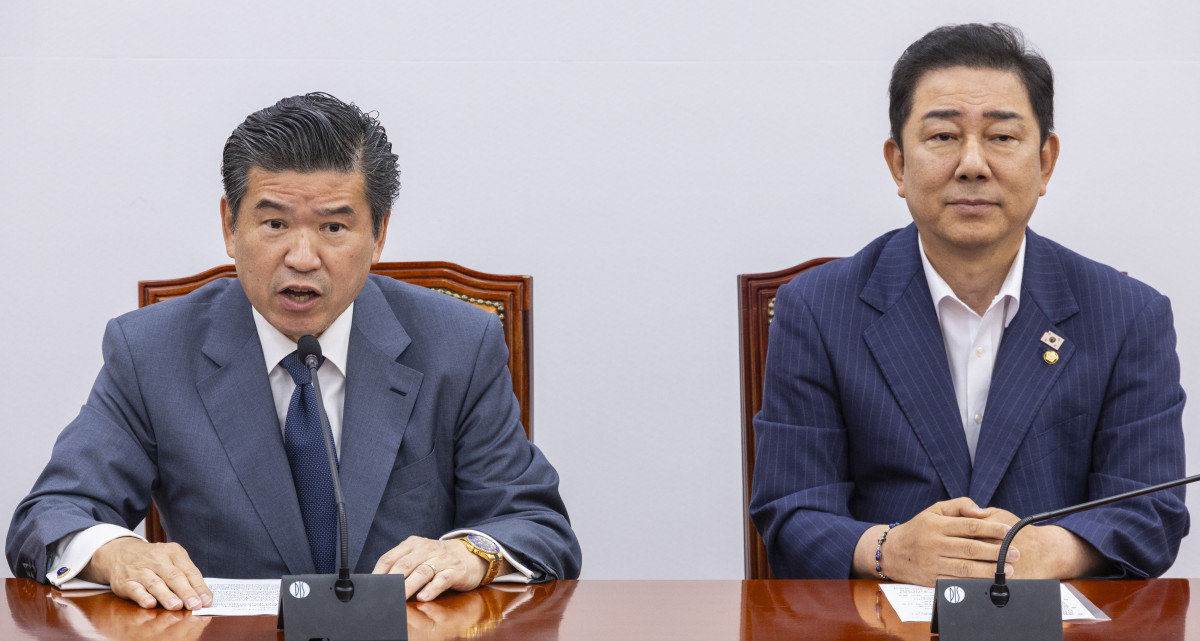 ▲제임스 김 주한 미국상공회의소(암참) 회장이 19일 국회에서 더불어민주당 김병기 원내대표를 만나 인사말을 하고 있다. (연합뉴스)