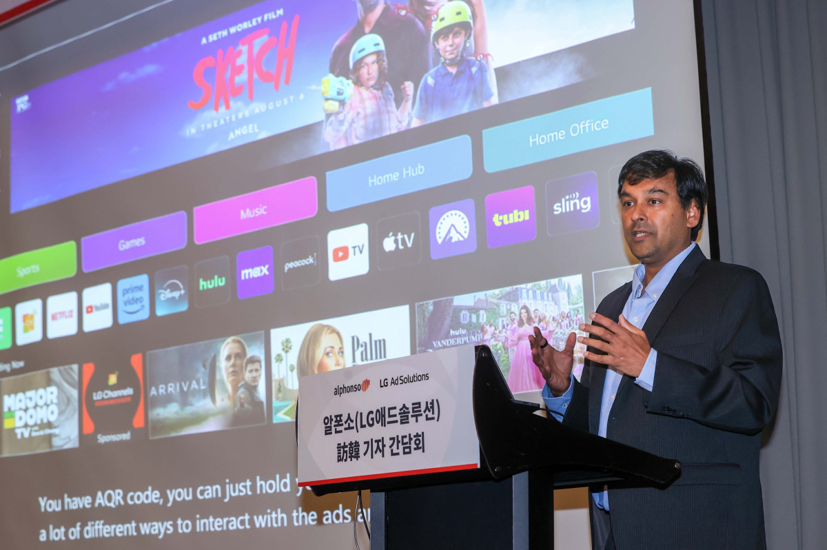 ▲LG전자 지원을 받는 글로벌 커넥티드 TV(CTV) 광고 사업 브랜드 ‘LG애드솔루션’이 19일 서울 콘래드 호텔에서 열린 기자간담회를 통해 자사의 기술과 향후 비전을 공개했다. 아시시 초디아(Ashish Chordia) 알폰소 창립자이자 이사회 멤버가 기자간담회에서 향후 비전에 대해 발표하고 있다. (사진제공-알폰소)