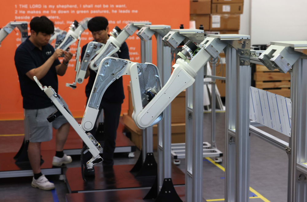 ▲미래컴퍼니 수술로봇 생산공장에서 복강경 수술로봇 레보아이가 제작되고 있다. (사진제공=신태현 기자 holjjak@)