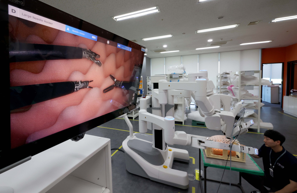 ▲미래컴퍼니 직원이 완성된 제품이 제대로 작동하는지 검사하고 있다. (사진제공=신태현 기자 holjjak@)