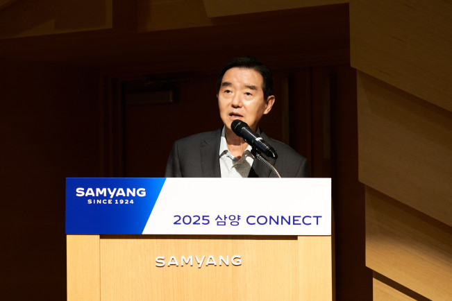 ▲김윤 삼양그룹 회장이 19일 판교 삼양디스커버리센터에서 개최한 ‘2025년 SAMYANG CONNECT'에서 상반기 경영 성과와 하반기 전략 방향에 대해 직원들에게 설명하고 있다. (사진제공=삼양그룹)