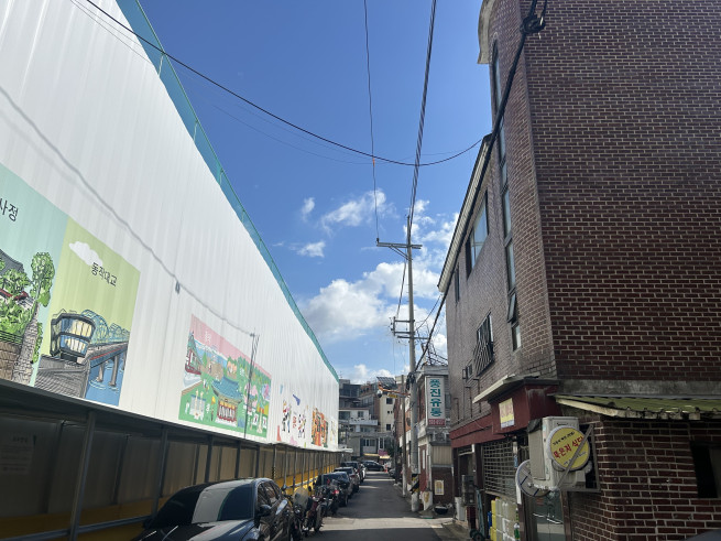 ▲'힐스테이트 이수역 센트럴' 단지 주변으로 낮은 주택들이 둘러싸고 있다. (천상우 1000tkddn@)