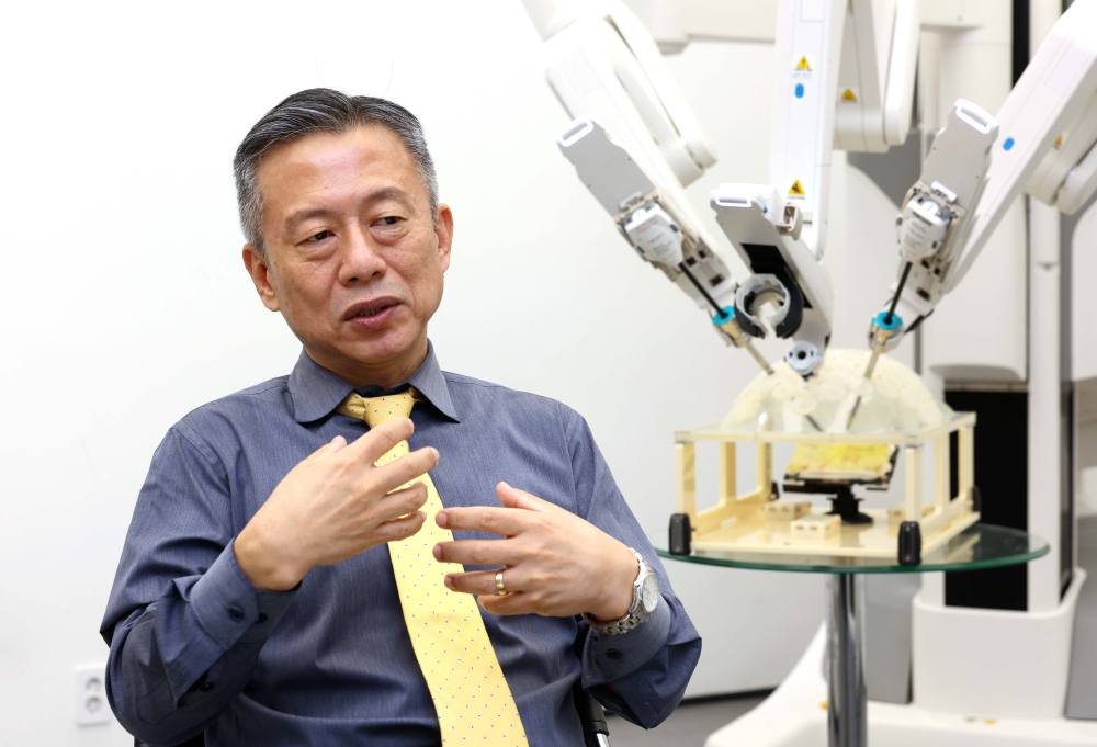 ▲이호근 미래컴퍼니 수술로봇 사업부문장(전무)이 이투데이와 인터뷰를 갖고 있다. (신태현 기자 holjjak@)