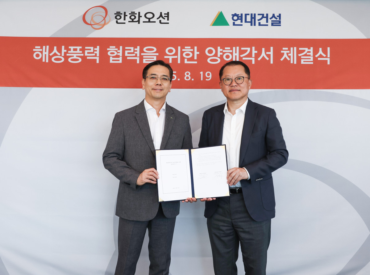 ▲19일 서울 장교동 한화빌딩에서 현대건설 이한우 대표이사(왼쪽)와 한화오션 김희철 대표이사가 국내 해상풍력사업 협력을 위한 양해각서를 체결한 뒤 기념촬영을 하고 있다. (한화오션)