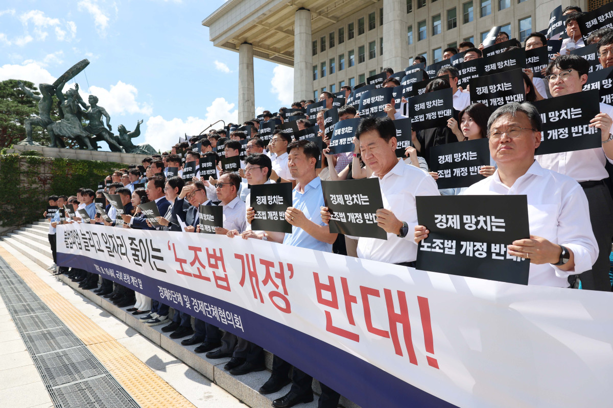 ▲경제6단체 및 경제단체협의회 회원들이 19일 서울 여의도 국회 본청 앞 계단에서 ‘노동조합법 개정안 수정 촉구 경제계 결의대회’를 갖고 있다. 신태현 기자 holjjak@