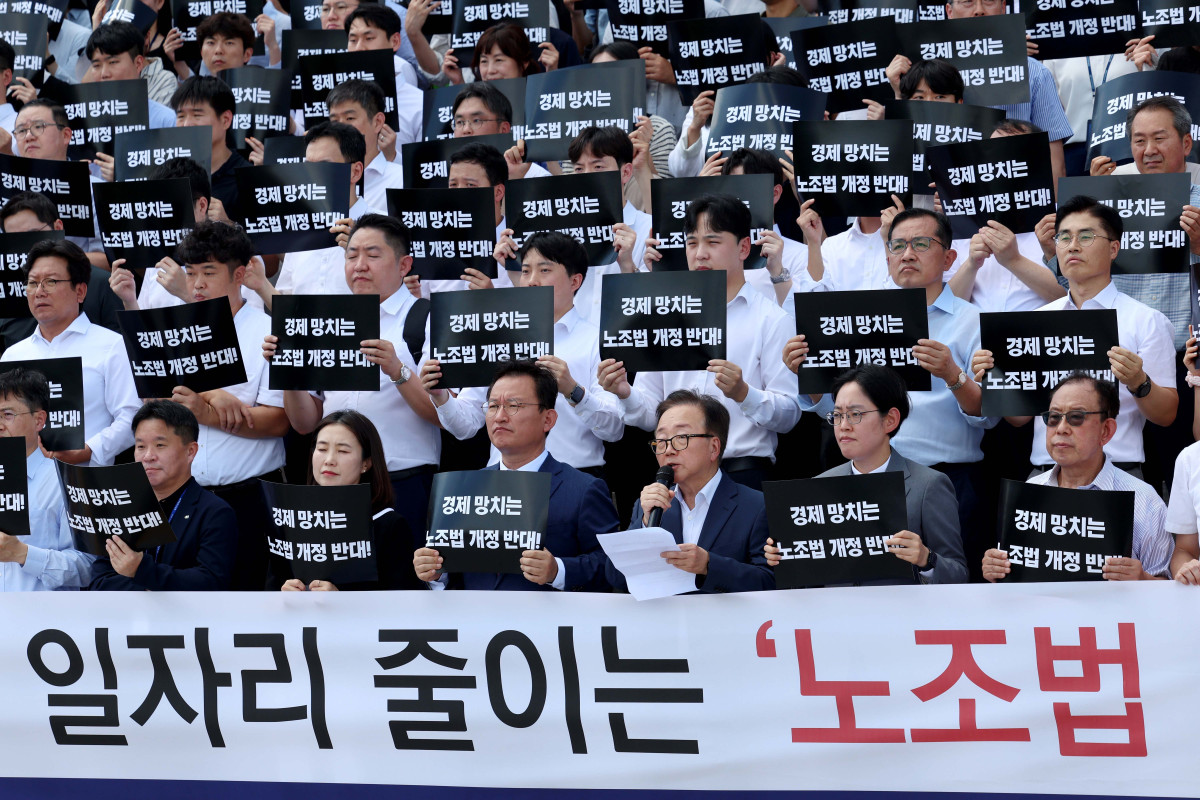 ▲이동근 한국경영자총협회 상근부회장이 19일 서울 여의도 국회 본청 앞 계단에서 경제6단체 및 경제단체협의회 회원들이 참석한 가운데 열린 ‘노동조합법 개정안 수정 촉구 경제계 결의대회’에서 발언하고 있다. 신태현 기자 holjjak@