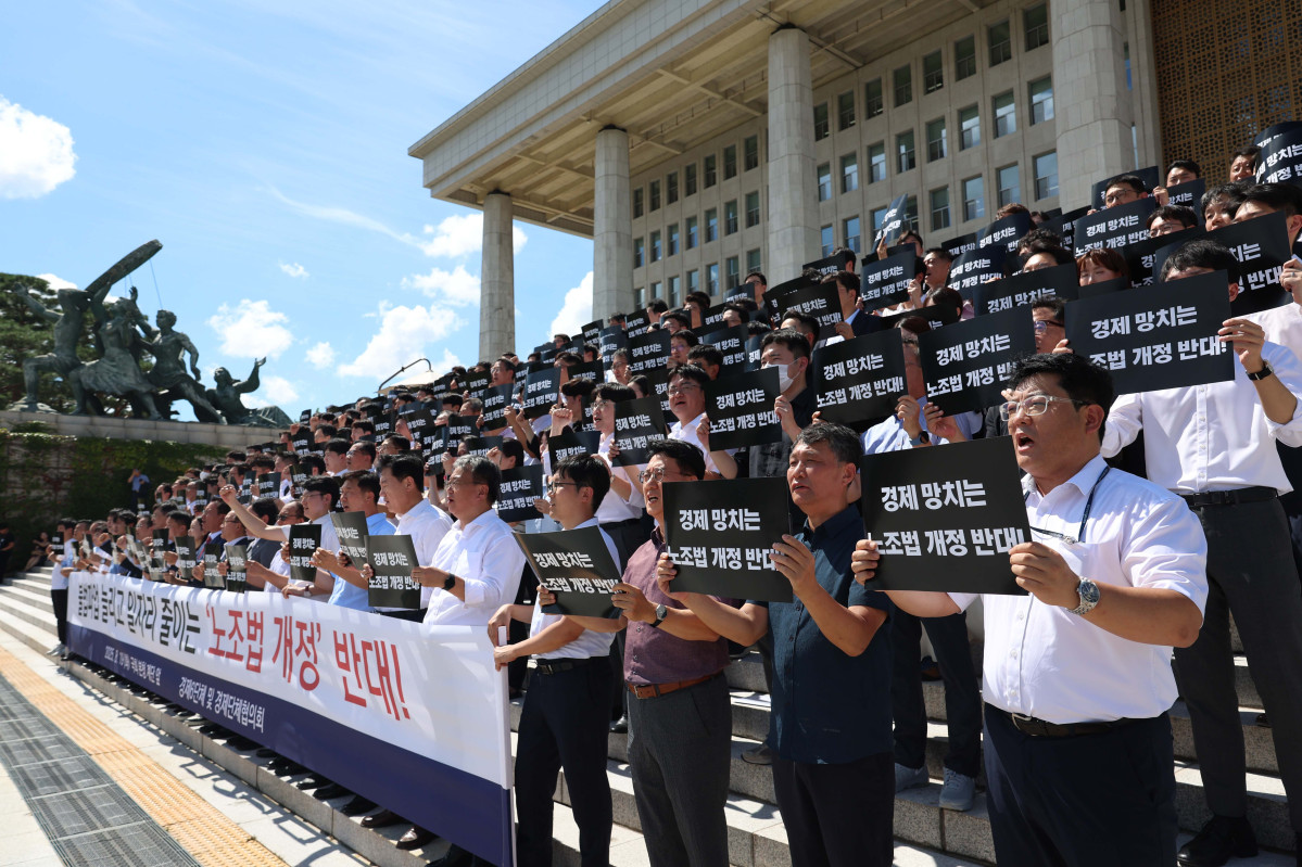 ▲경제6단체 및 경제단체협의회 회원들이 19일 서울 여의도 국회 본청 앞 계단에서 ‘노동조합법 개정안 수정 촉구 경제계 결의대회’를 갖고 있다. 신태현 기자 holjjak@
