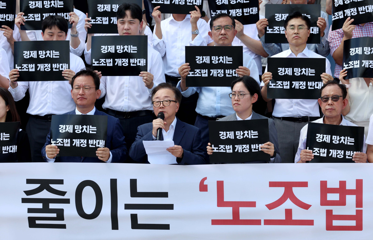 ▲이동근 한국경영자총협회 상근부회장이 19일 서울 여의도 국회 본청 앞 계단에서 경제6단체 및 경제단체협의회 회원들이 참석한 가운데 열린 ‘노동조합법 개정안 수정 촉구 경제계 결의대회’에서 발언하고 있다. 신태현 기자 holjjak@