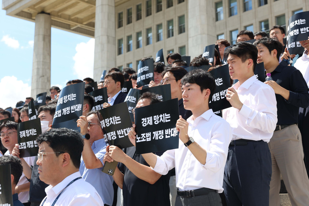 ▲경제6단체 및 경제단체협의회 회원들이 19일 서울 여의도 국회 본청 앞 계단에서 ‘노동조합법 개정안 수정 촉구 경제계 결의대회’를 갖고 있다. 신태현 기자 holjjak@