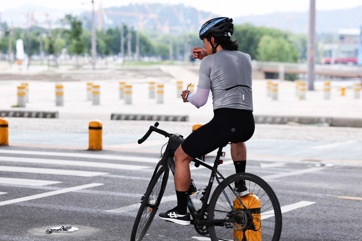 ▲서울 시내 한낮 기온이 35도까지 오르며 폭염이 이어진 1일 서울 서초구 잠수교에서 한 시민이 자전거를 타다 멈춰 서서 땀을 닦고 있다. 기사와 직접 관련 없는 자료용 사진. (연합뉴 스)