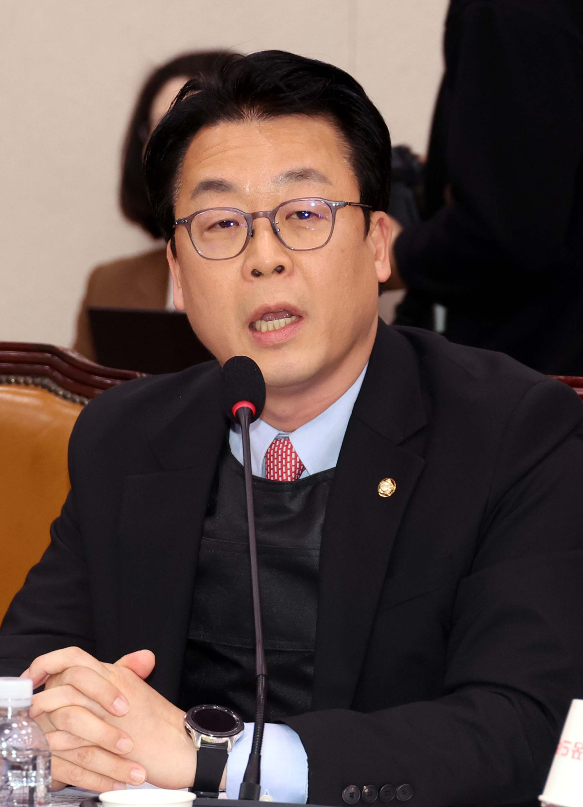 ▲곽규택 국민의힘 의원이 14일 오전 서울 여의도 국회에서 열린 법제사법위원회 전체회의에 방탄복을 입고 발언하고 있다. 2025.05.14. (뉴시스)